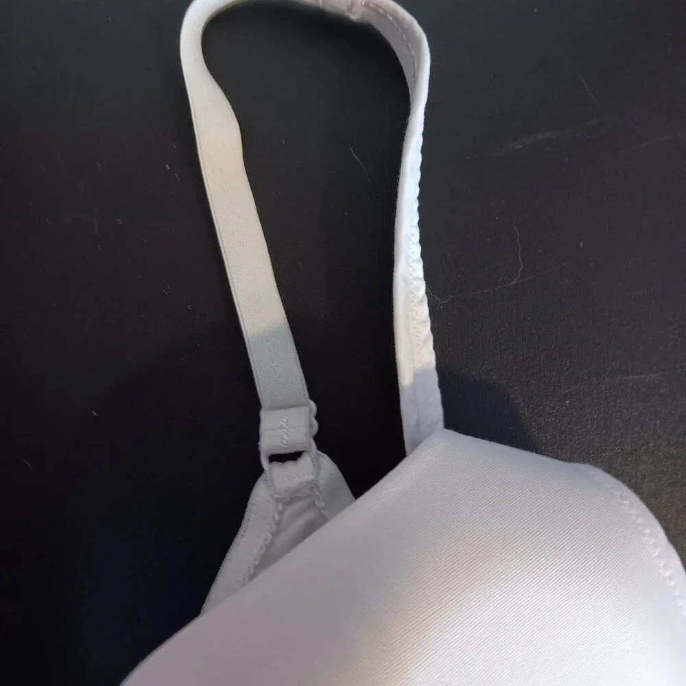 Women's BARELY BREEZIES WHITE 38D BRA